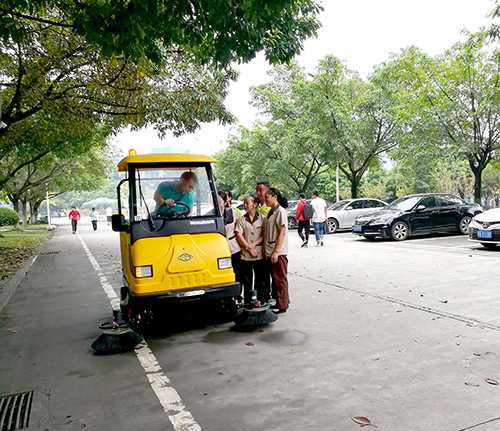 1541140330167598.jpg 掃地車培訓.jpg