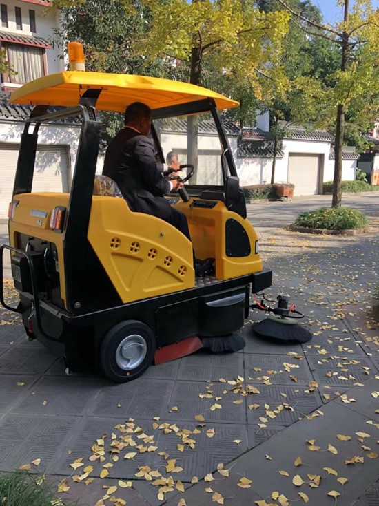 掃地機(jī)掃落葉